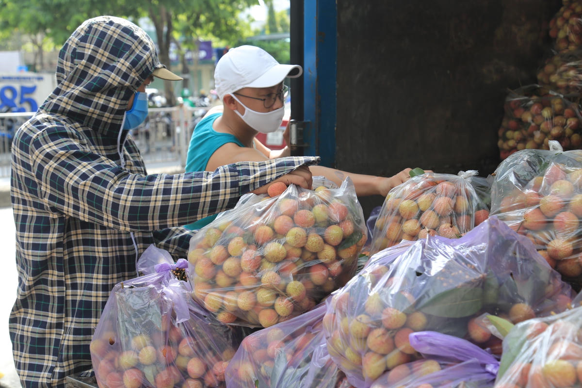Nhiều người mua với số lượng rất lớn.