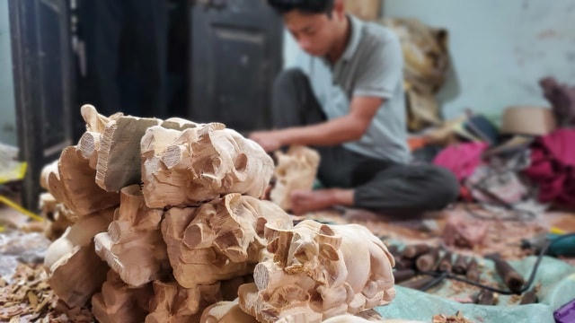 Trâu được tạo hình trước khi hoàn thiện.  