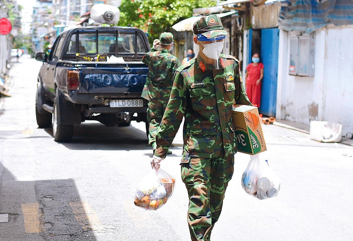 Bộ đội hỗ trợ vận chuyển tiêu thụ nông sản. Ảnh minh họa
