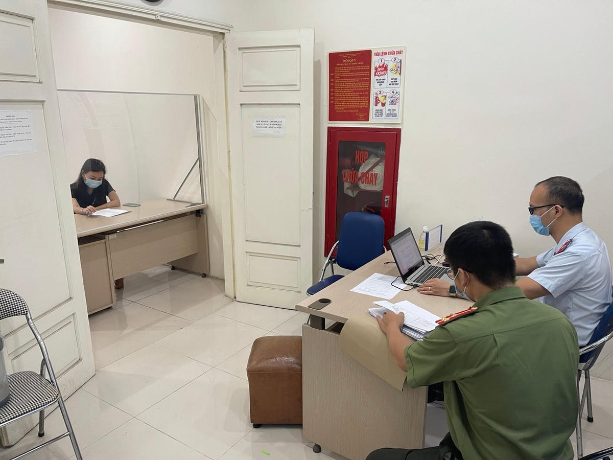  Lực lượng chức năng tiến hành xử phạt hành chính đối với các cá nhân vi phạm.