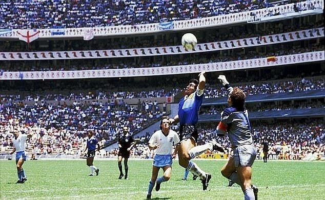 Maradona ghi bàn bằng tay vào lưới đội tuyển Anh ở World Cup 1986.
