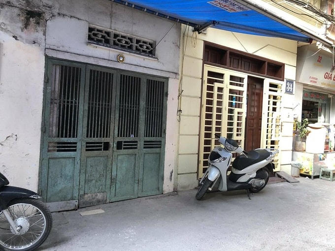 Ngôi nhà cổng màu xanh từng là nơi sinh sống của hai cháu bé bị bỏ rơi. Ảnh: Nguyễn Ngoan.