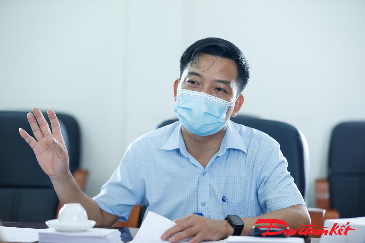 Ông Nguyễn Viết Thắng, Chủ tịch UBND xã Kim Sơn trao đổi với phóng viên báo Đại Đoàn Kết. Ảnh: Quang Vinh.