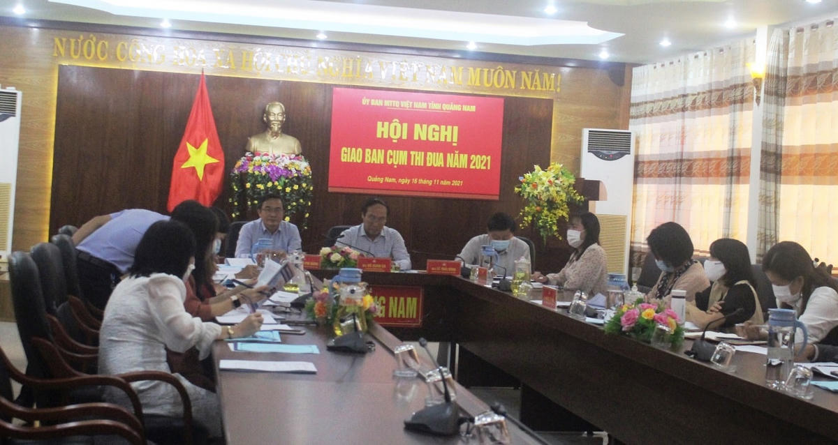Các đại biểu thảo luận tại hội nghị. 