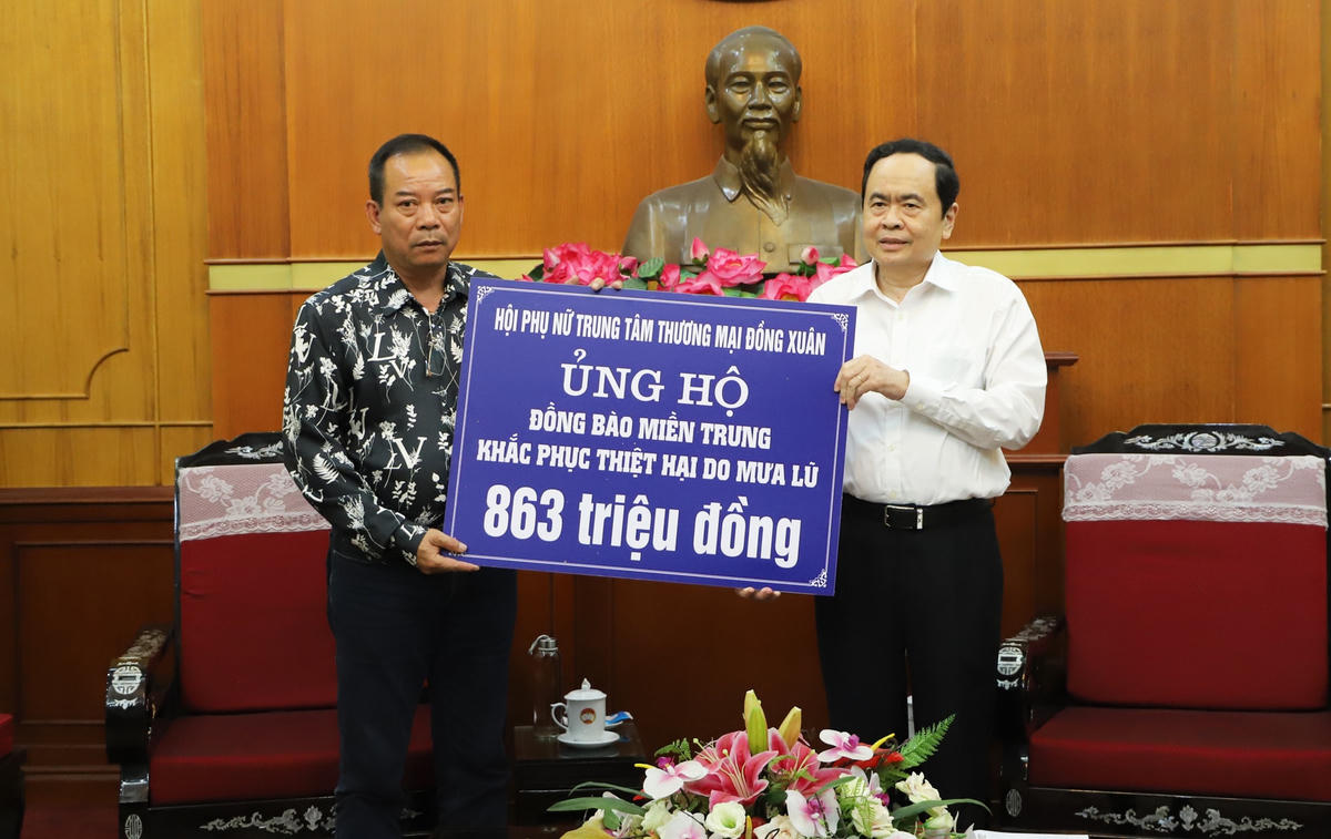 Chủ tịch Trần Thanh Mẫn tiếp nhận ủng hộ từ Hội phụ nữ Trung tâm thương mại Đồng Xuân.