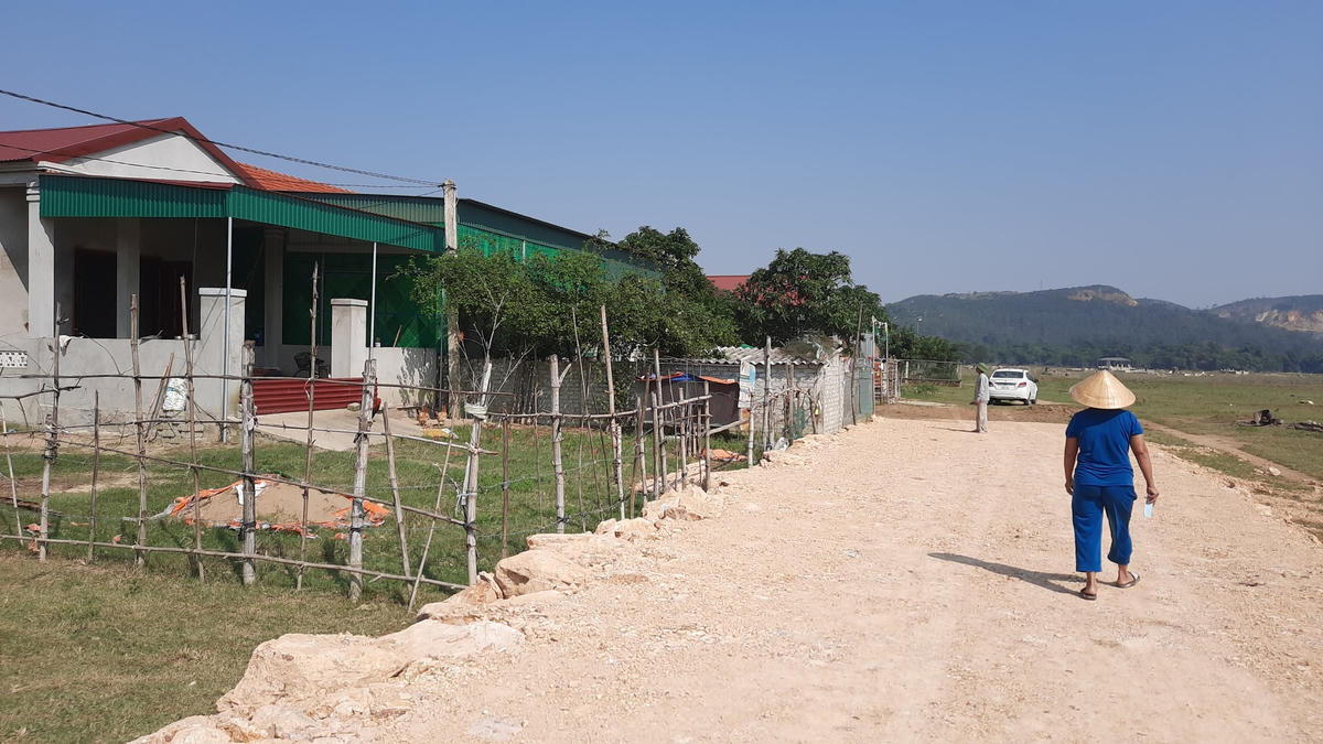 Để được nhận đất tại khu tái định cư Xuân Lam, 22 hộ dân ở đây phải đóng 7,5 triệu đồng/hộ cho chính quyền địa phương.