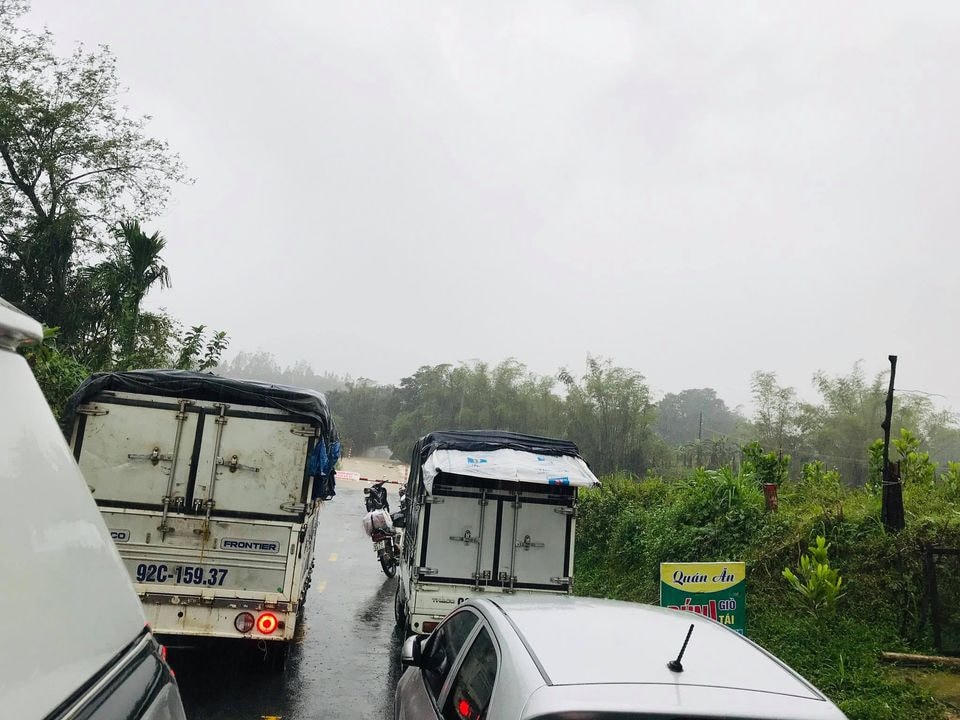 Nước tràn qua cầu sông Oa nên các phương tiện tạm dừng lưu thông.