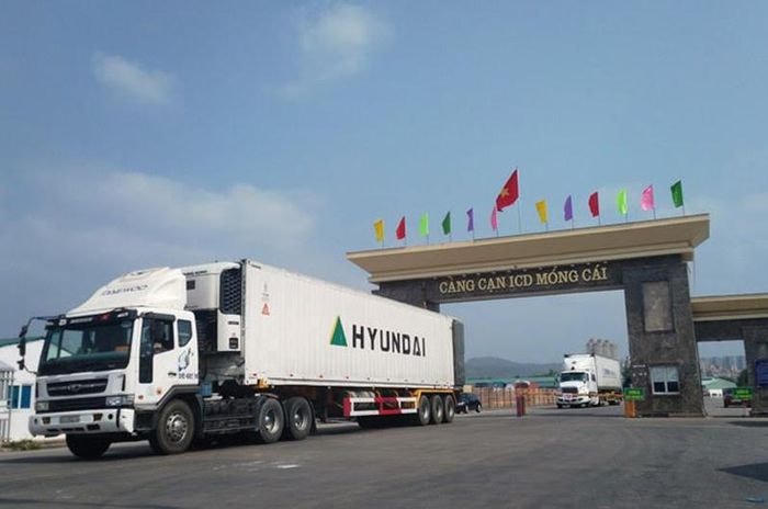 Các phương tiện vận chuyển hàng hóa vào TP Móng Cái phải thực hiện việc niêm phong cabin để đảm bảo công tác phòng dịch.