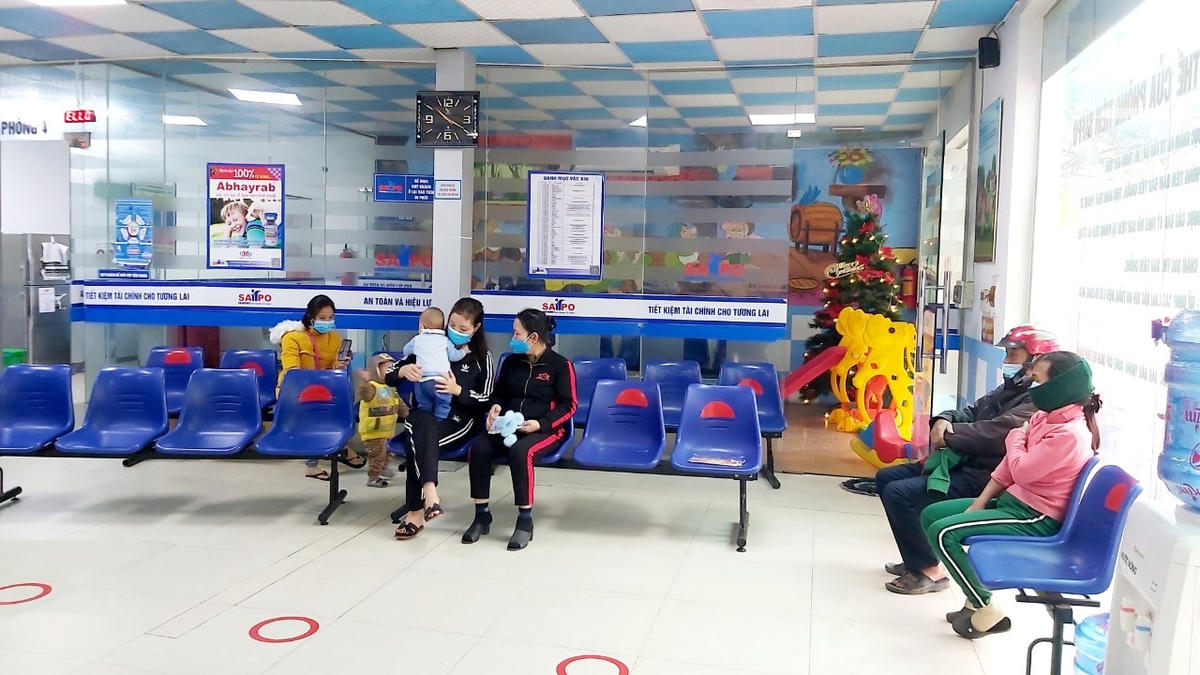 Dù là ngày nghỉ lễ, nhưng người dân vẫn đến Trung tâm thăm khám, theo dõi và tư vấn sức khỏe, đồng thời vẫn tuân thủ quy định 5K của Bộ Y tế.