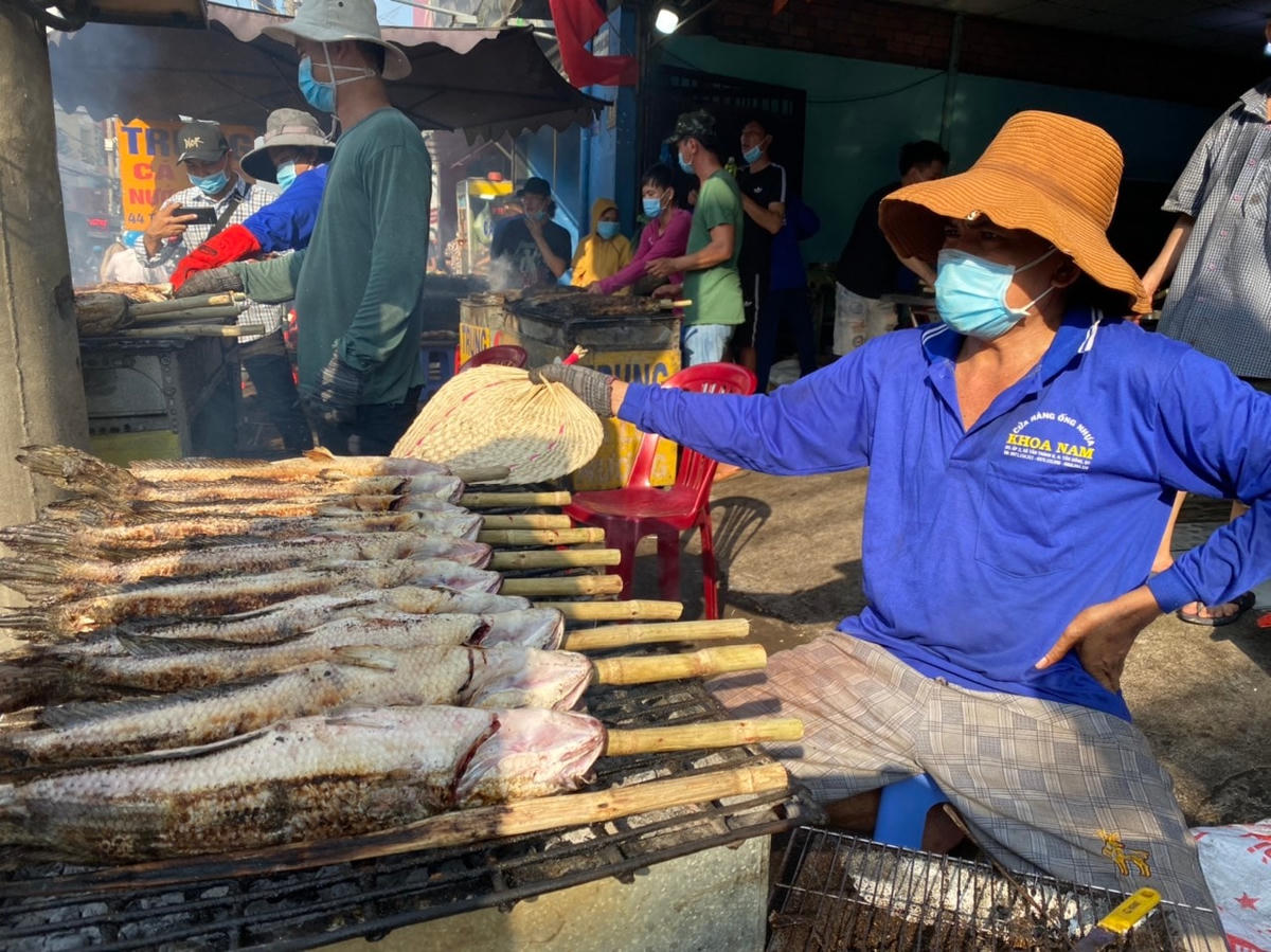 Theo nhiều chủ tiệm, bí quyết để cá nướng thơm ngon là cá tươi, nướng xong bán luôn và nước chấm đúng gia vị.