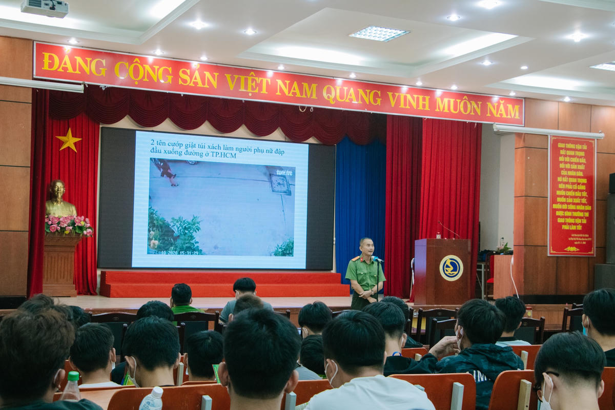 Sinh viên tìm hiểu một tình huống cướp giật gây tai nạn giao thông tại TP HCM (Ảnh: Hồng Phúc).