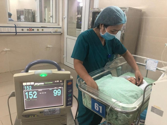 Cháu bé đang được chăm sóc tại Bệnh viện đa khoa Xanh Pôn.