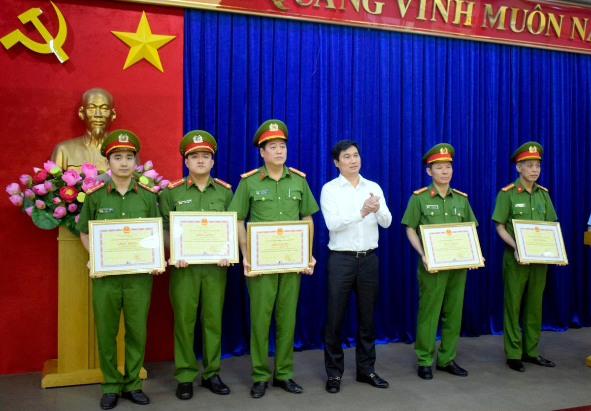 Đồng chí Nguyễn Tường Văn, Phó Bí thư Tỉnh uỷ, Chủ tịch UBND tỉnh, Chủ tịch Hội đồng thi đua khen thưởng tỉnh, trao bằng khen cho lực lượng Cảnh sát hình sự Công an tỉnh Quảng Ninh.
