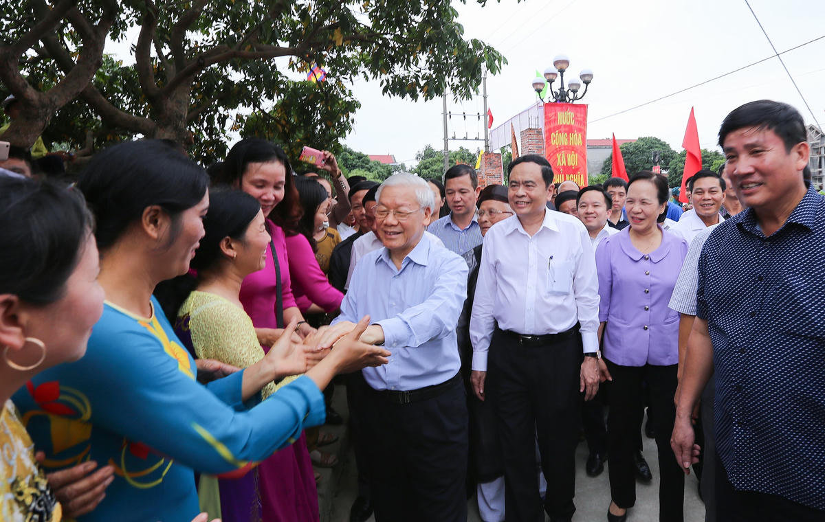 Tổng Bí thư, Chủ tịch nước Nguyễn Phú Trọng và Chủ tịch UBTƯ MTTQ Việt Nam Trần Thanh Mẫn trong Ngày hội Đại đoàn kết tại Làng văn hóa Thượng Điện, xã Vinh Quang, huyện Vĩnh Bảo, thành phố Hải Phòng. Ảnh: Quang Vinh.