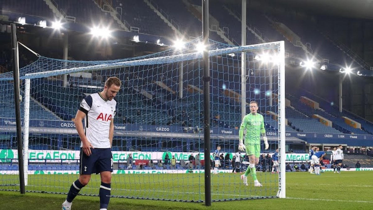Harry Kane dính chấn thương ở trận đấu với Everton (Ảnh: Reuters).