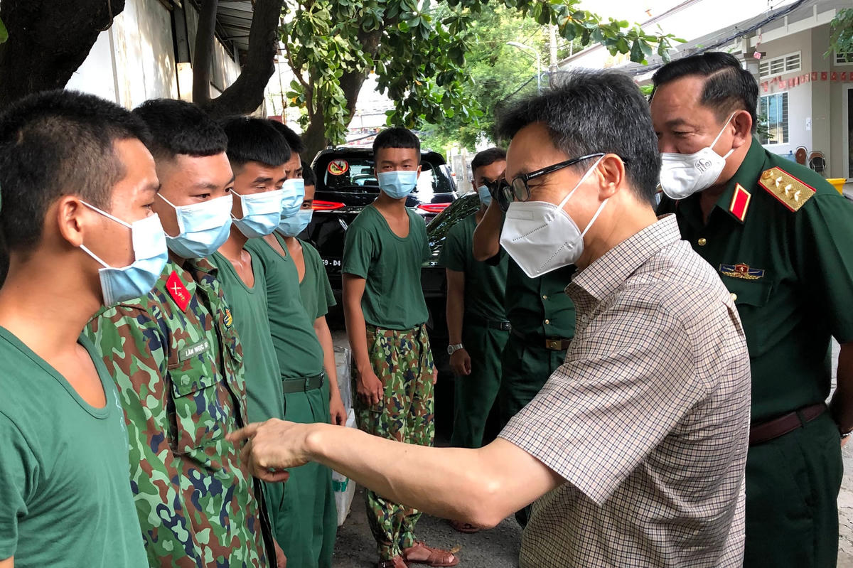 Phó Thủ tướng dặn dò cán bộ, chiến sĩ cùng với việc động viên, tuyên truyền người dân thực hiện nghiêm giãn xã hội, “ai ở đâu ở đó”, thì cần phải quán triệt tinh thần “quân đội là con em của nhân dân”, vì vậy, phải hết sức gần gũi, nắm sát nhu cầu, hỗ trợ kịp thời những yều cầu cần hỗ trợ của người dân về lương thực, thực phẩm, chăm sóc y tế. Đấy là cách tuyên truyền vận động tốt nhất để người dân ở nhà.