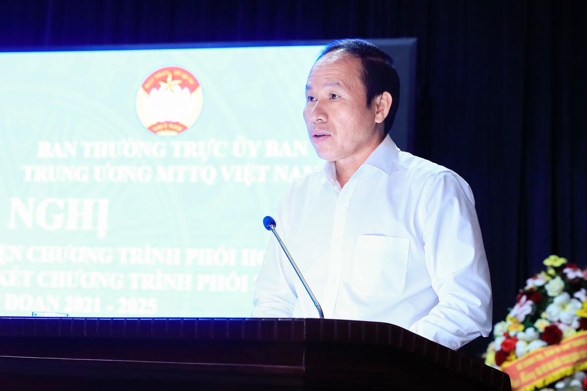 Phó Chủ tịch - Tổng Thư ký UBTƯ MTTQ Việt Nam Lê Tiến Châu phát biểu tại Hội nghị.