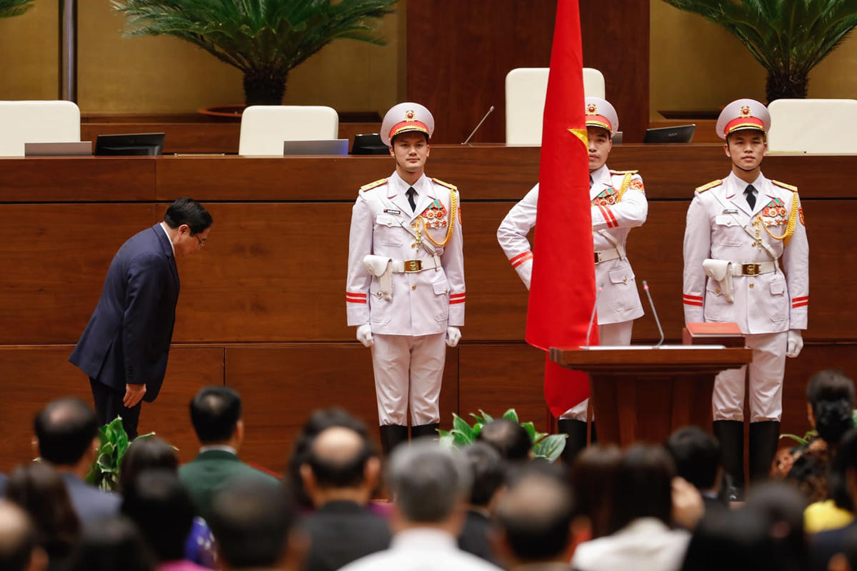 Thủ tướng Chính phủ Phạm Minh Chính chuẩn bị đọc lời tuyên thệ nhậm chức. Ảnh: Quang Vinh.