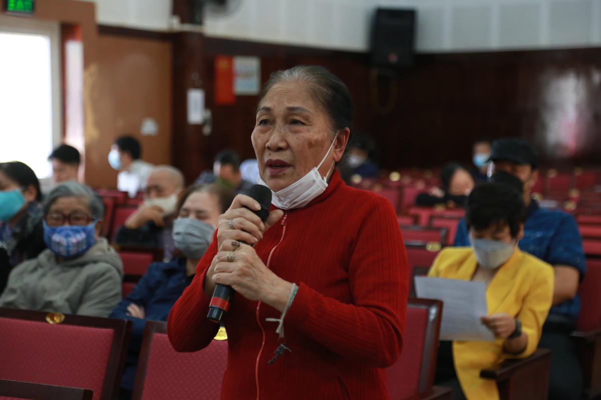Bà Nguyễn Thị Hà thay mặt người dân tổ 11, 12 đặt câu hỏi với UBND phường Ngọc Thụy.