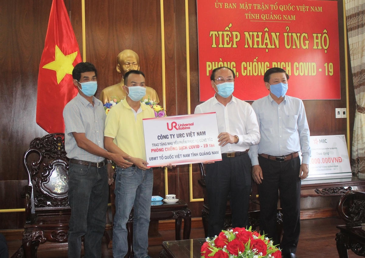 Mặt trận tỉnh Quảng Nam tiếp nhận ủng hộ phòng, chống dịch Covid-19. 