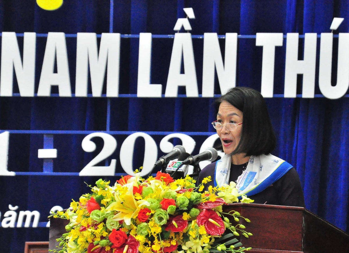 Phó Chủ tịch Trung ương Hội LHPN Việt Nam Bùi Thị Hòa phát biểu chỉ đạo đại hội.