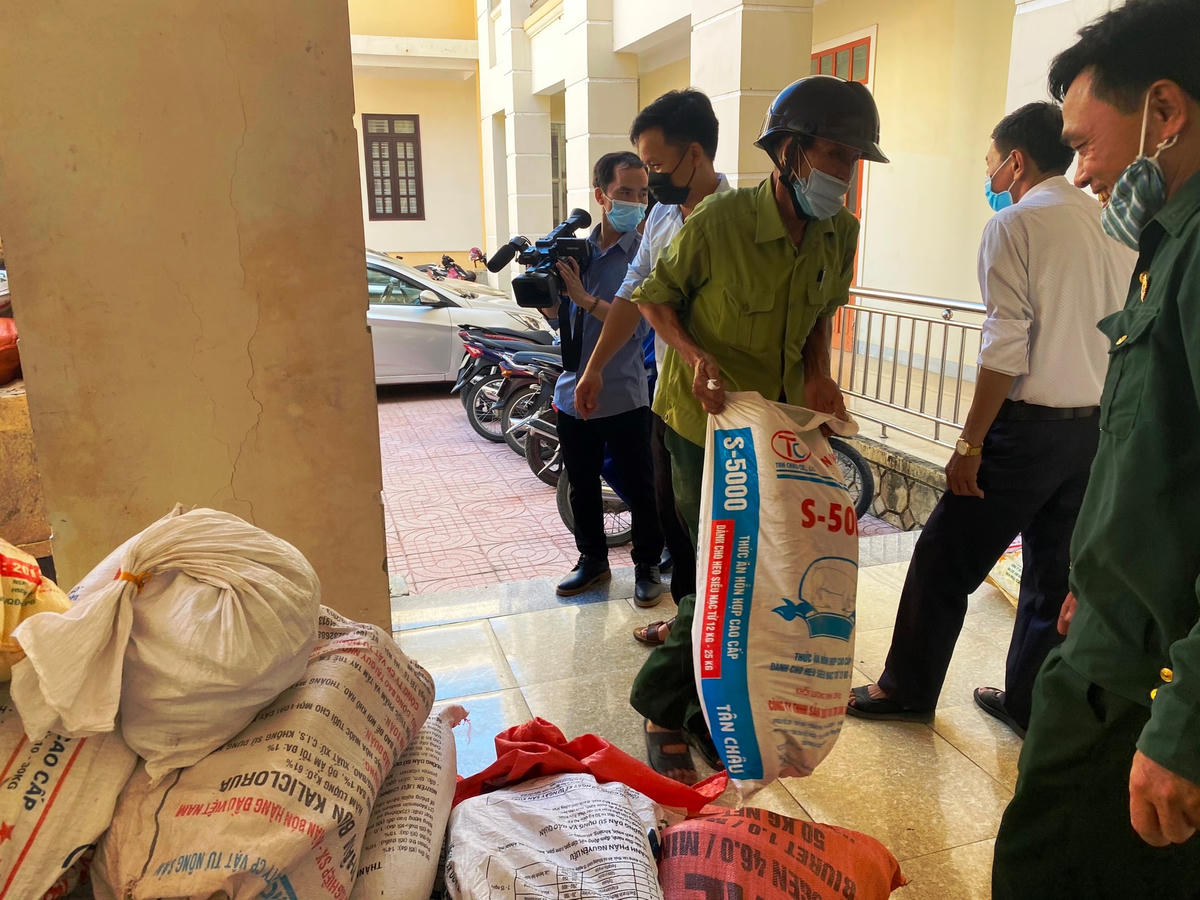 Cựu chiến binh Nguyễn Kỳ (74 tuổi, xã Cẩm Bình, huyện Cẩm Xuyên) mang chọn những quả bí to, đẹp nhất vườn đưa đi ủng hộ.