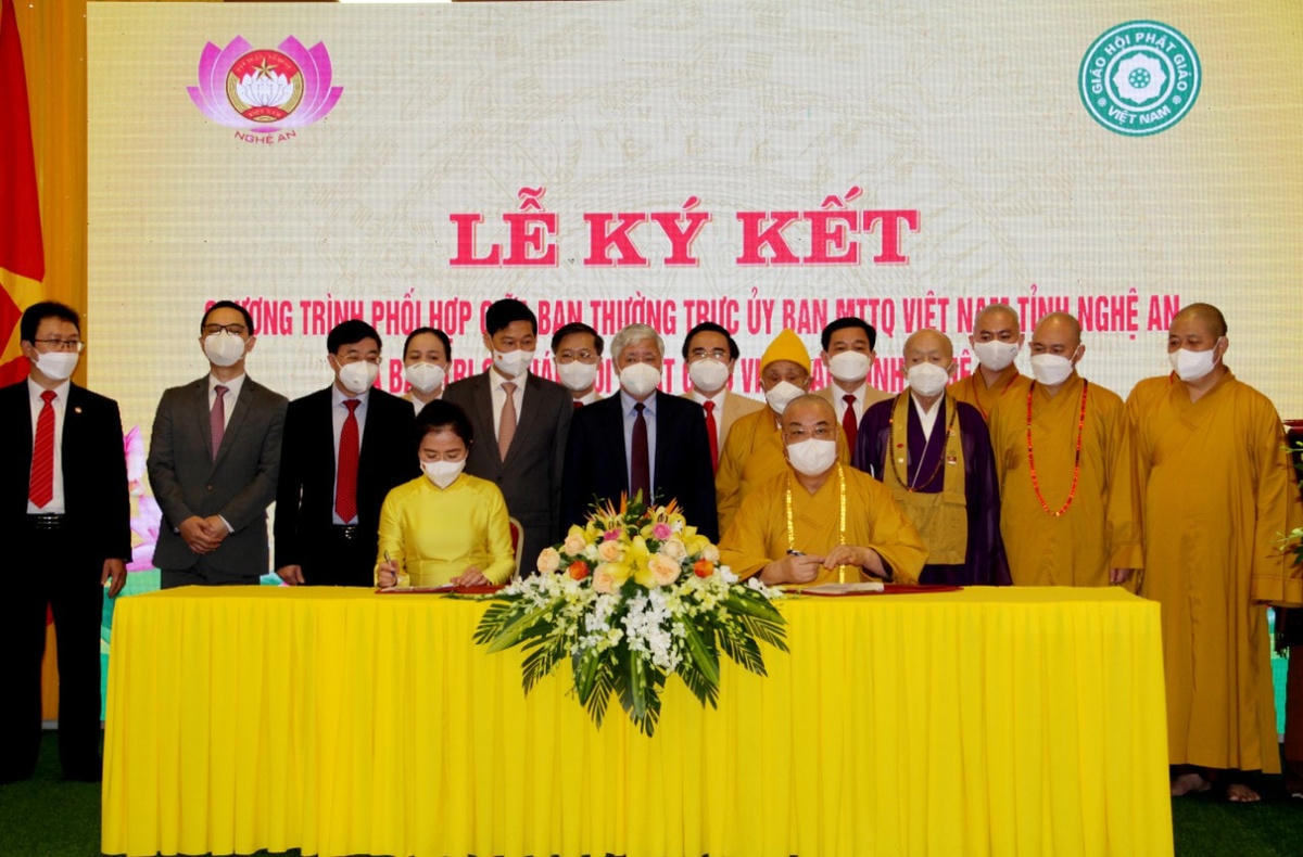 Chủ tịch Đỗ Văn Chiến và lãnh đạo tỉnh Nghệ An chứng kiến Lễ ký kết chương trình phối hợp giữa Ban Thường trực Ủy ban MTTQ Việt Nam tỉnh Nghệ An và Ban Trị sự Giáo hội Phật giáo Việt Nam tỉnh Nghệ An. Ảnh: Điền Bắc.