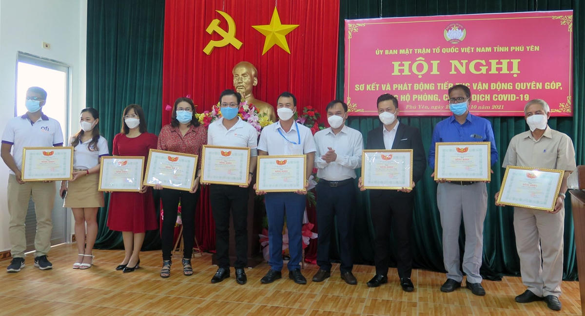 Ồng Nguyễn Quốc Hoàn, Chủ tịch Ủy ban MTTQ tỉnh  Phú Yên trao bằng khen cho các tập thể có nhiều thành tích xuất sắc trong công tác ủng hộ Quỹ Phòng chống dịch Covid-19. 