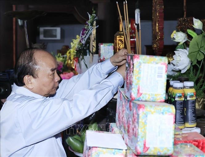 Chủ tịch nước Nguyễn Xuân Phúc dâng hương tại Đền Mẫu Âu Cơ. Ảnh: Thống Nhất/TTXVN.