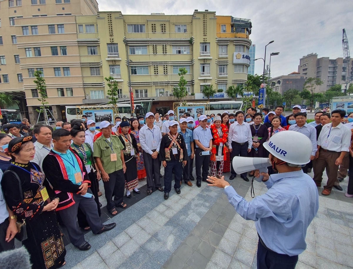 .Các thành viên trong đoàn nghe thuyết minh về tuyến metro số 1 Bến Thành - Suối Tiên.