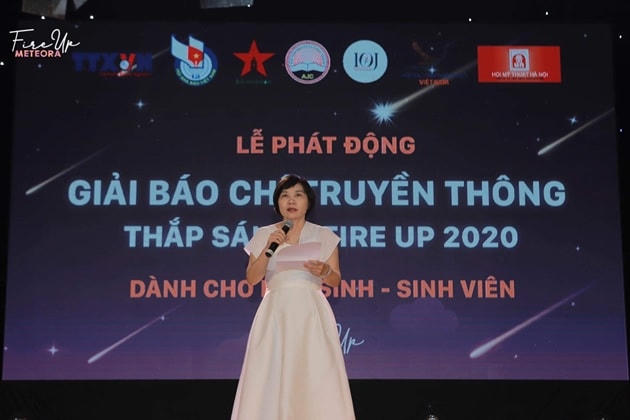 PGS.TS Đỗ Thị Thu Hằng - Viện trưởng Viện Báo chí, Trưởng Ban tổ chức Giải Báo chí - Truyền thông thắp sáng (Fire Up) 2020 phát biểu tại buổi Lễ.
