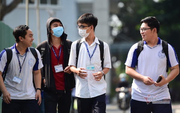 Hàng chục nghìn sinh viên ở TP HCM nghỉ học từ hôm nay để chống Covid-19.