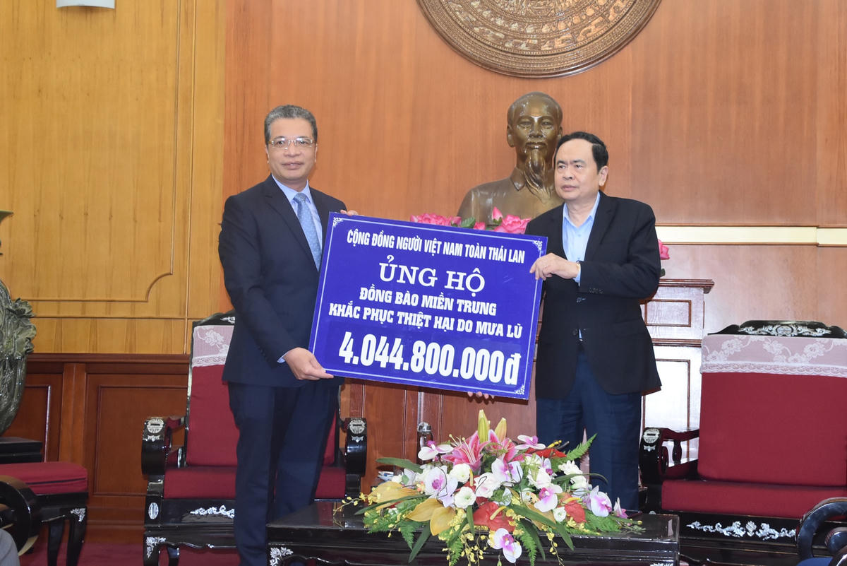 Chủ tịch Trần Thanh Mẫn tiếp nhận ủng hộ từ Cộng đồng người Việt Nam toàn Thái Lan.