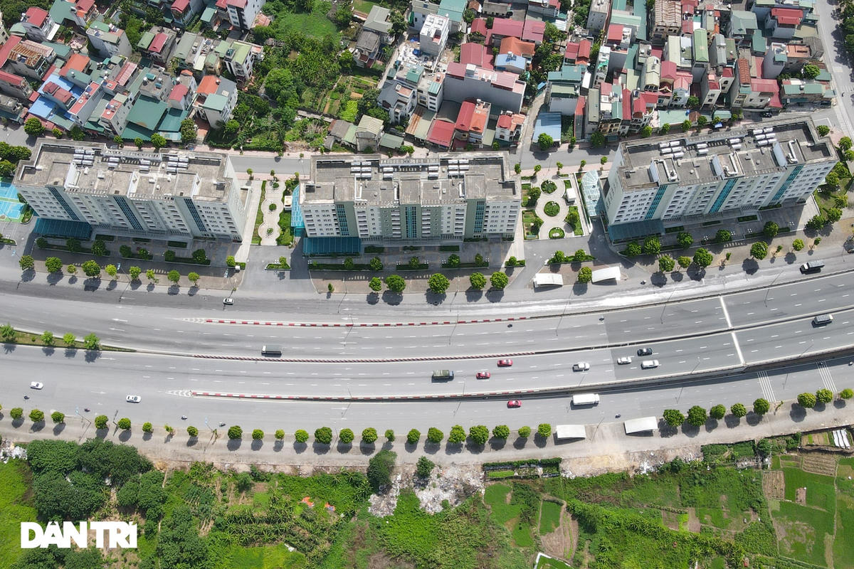Theo đó, TP Hà Nội sẽ phải di chuyển khoảng 6.550 hộ dân với khoảng 26.200 người từ khu vực phố cổ sang các khu giãn dân. Giai đoạn I của đề án (2009-2015), sẽ thực hiện di dời 1.530 hộ từ khu phố cổ sang sinh sống tại khu nhà ở giãn dân Việt Hưng (quận Long Biên).