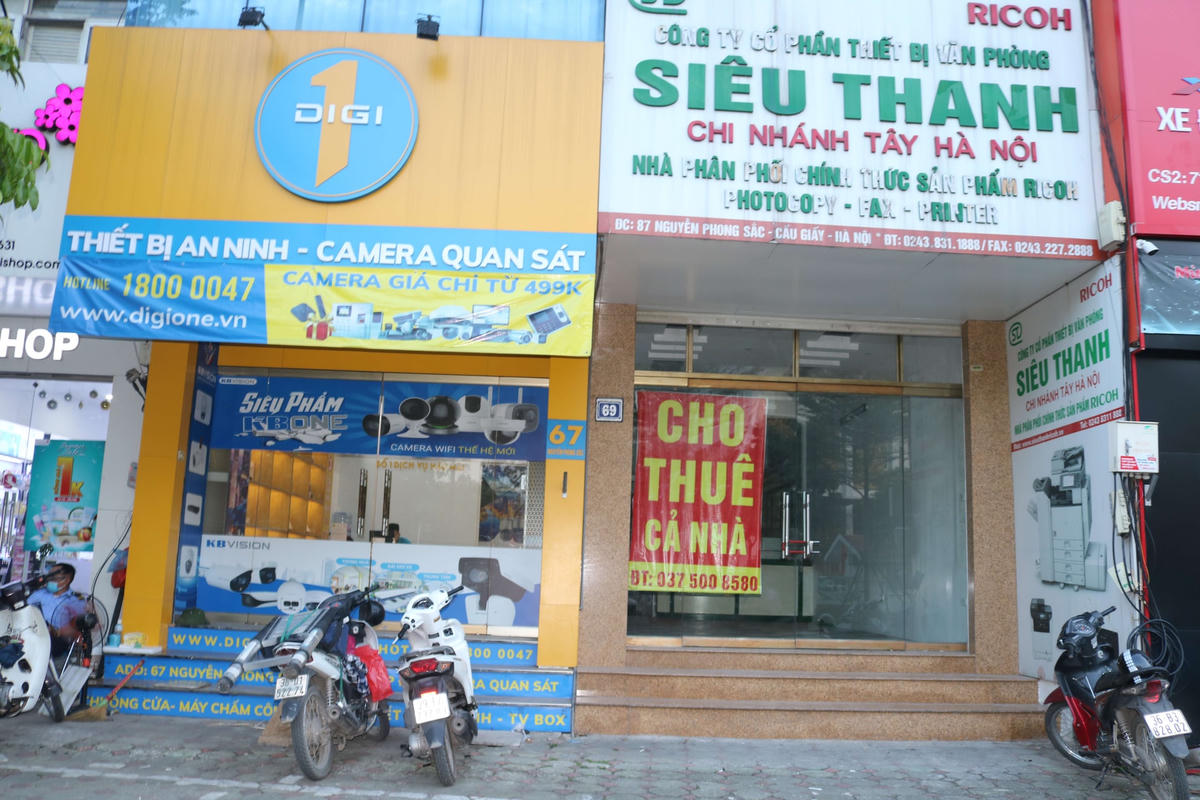 Nhiều cửa hàng treo biển cho thuê ngay cả trên những mặt bằng đắt đỏ thường ngày.  