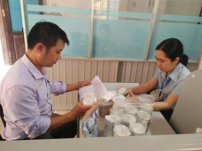 Lực lượng chức năng Quảng Trị kiểm tra các sản phẩm minh chay. Ảnh: Cơ quan chức năng cung cấp.