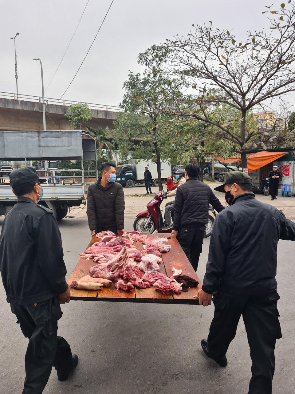 Đội Cơ động tiến hành xử phạt trường hợp bán hàng ở vỉa hè