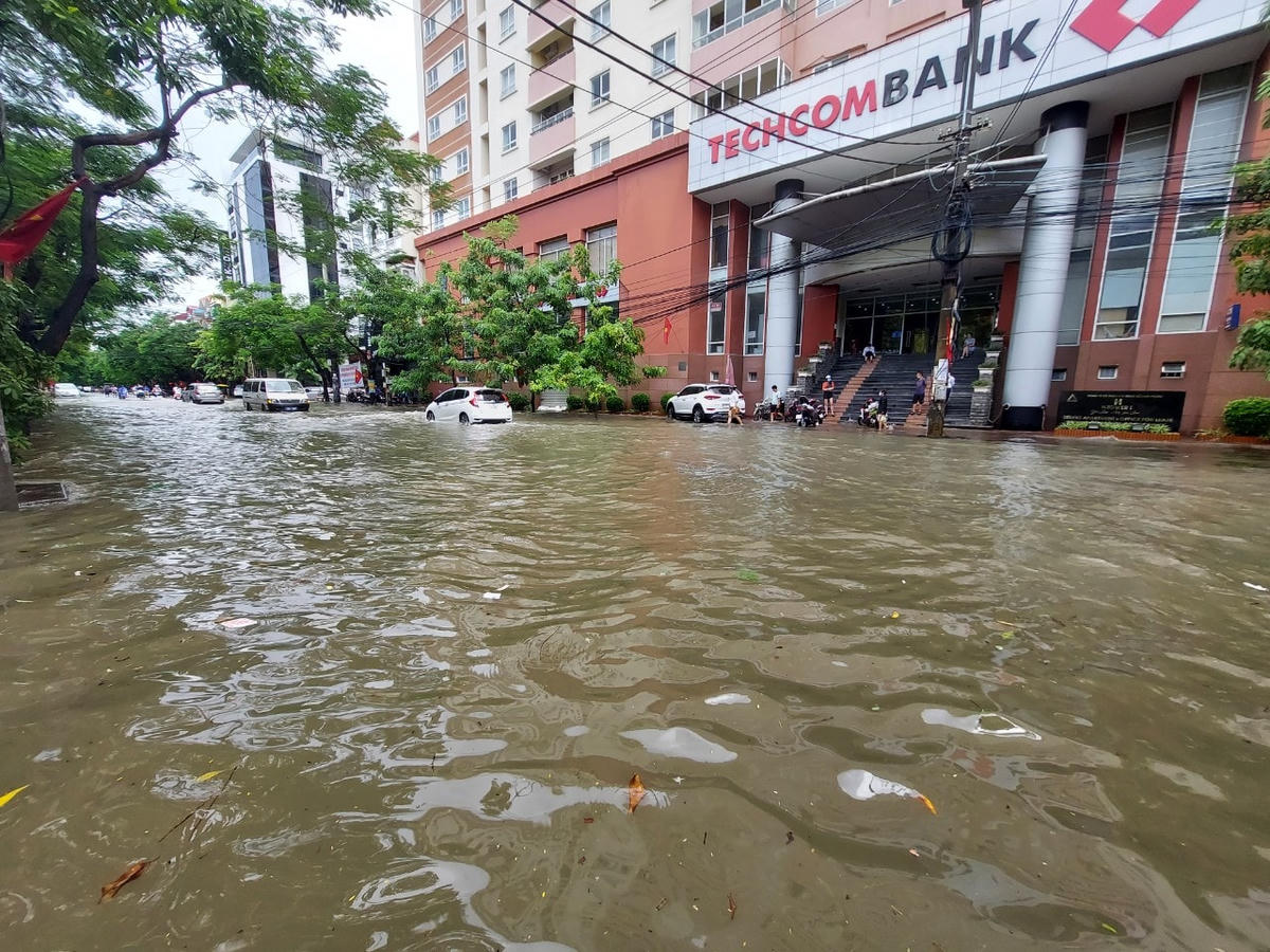 Đường Văn Cao hóa thành sông sau nhiều giờ mưa lớn.