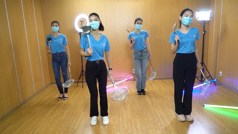 Lona huy động cả một dàn cameo đắt giá nhất hỗ trợ cho MV của mình.