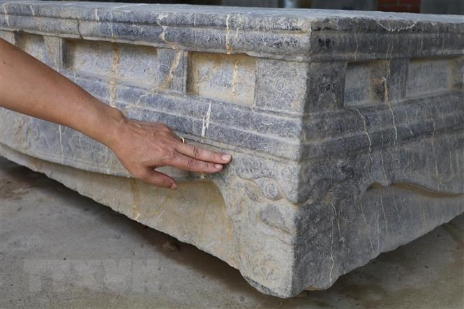 Sập đá hiện đang được bảo quản, nghiên cứu tại Bảo tàng tỉnh Ninh Bình. (Ảnh: Thùy Dung/TTXVN).