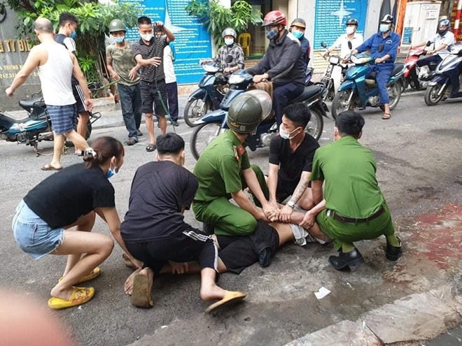 Đối tượng nghi ngáo đá chống trả lực lượng chức năng rồi bỏ chạy. Ảnh cắt từ clip.