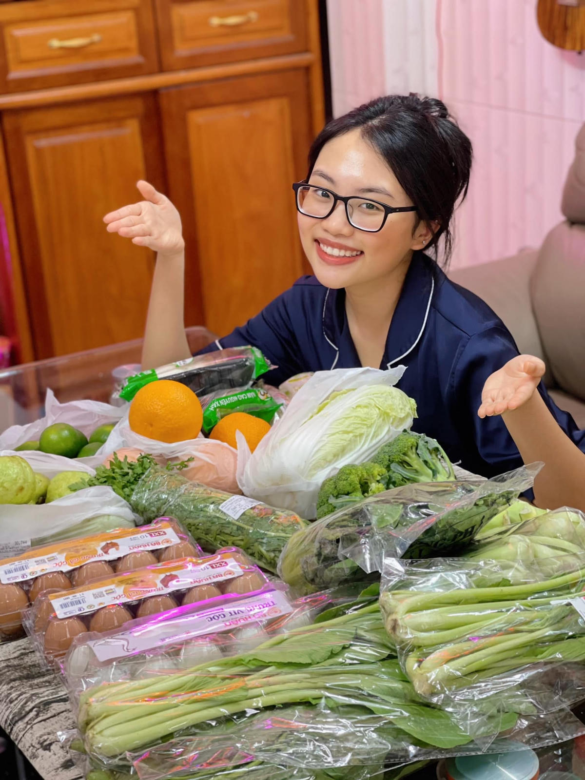 Phương Mỹ Chi luôn giữ tinh thần lạc quan, nữ ca sĩ ăn uống, nghỉ ngơi điều độ để chống lại virus. 