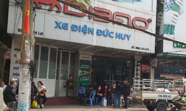 Lực lượng chức năng bảo vệ khu vực, khám nghiệm hiện trường vụ án.