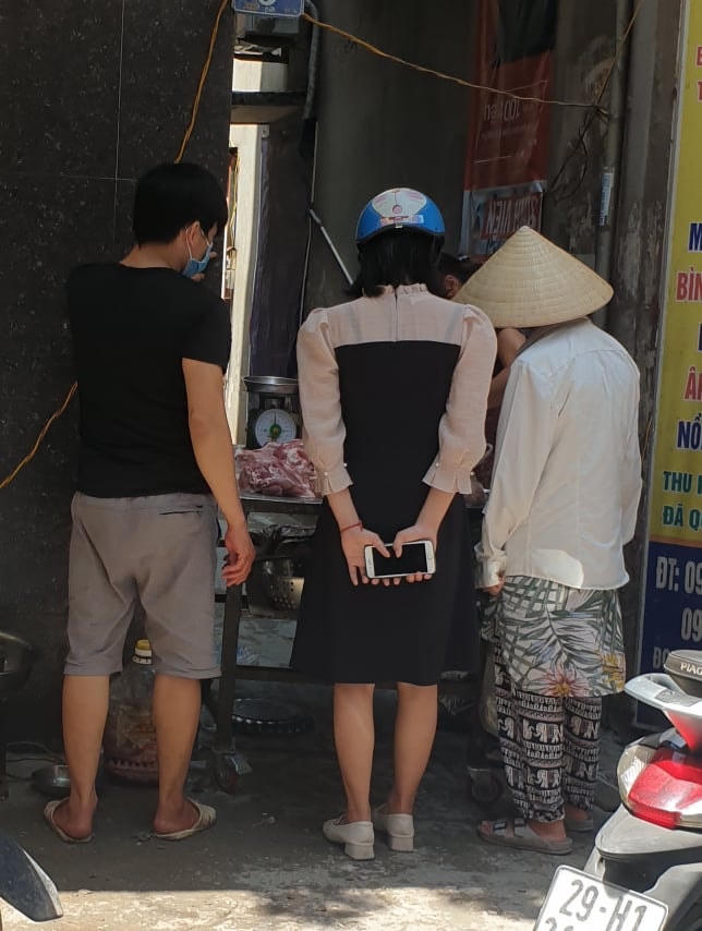 Vẫn đông người dân đứng sát nhau khi đi chợ.