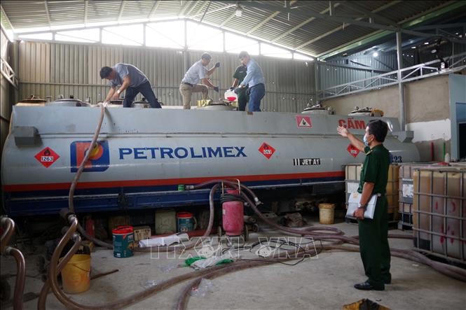 Lực lượng chức năng phát hiện, triệt phá đường dây làm xăng giả quy mô lớn tại Bà Rịa- Vũng Tàu. ẢNh: TTXVN