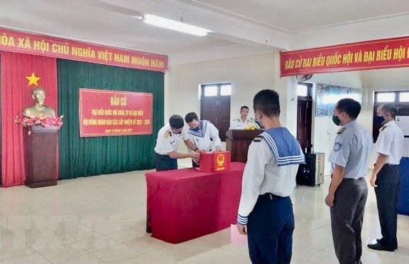Quân và dân huyện đảo Trường Sa đi bầu cử.