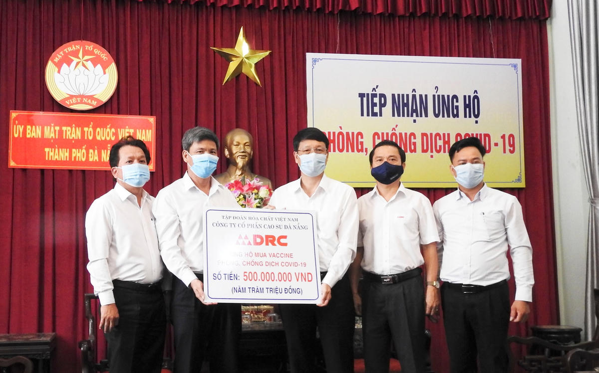 Thường trực Ủy ban MTTQ Việt Nam TP Đà Nẵng tiếp nhận 500 triệu đồng từ đại diện Công ty cổ phần Cao su Đà Nẵng. Ảnh Thanh Tùng.