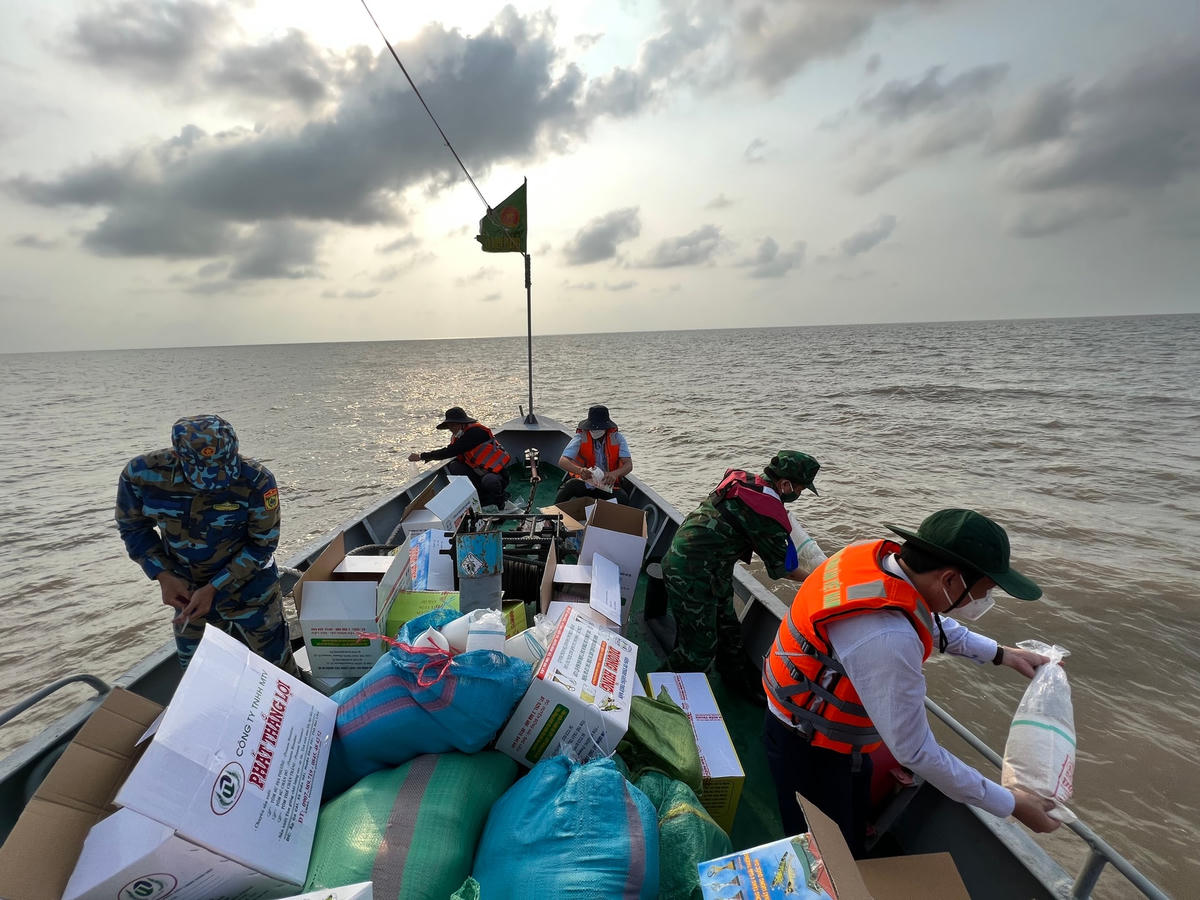 Thả 4,2 triệu con tôm giống để tái tạo và bảo vệ nguồn lợi thủy sản.