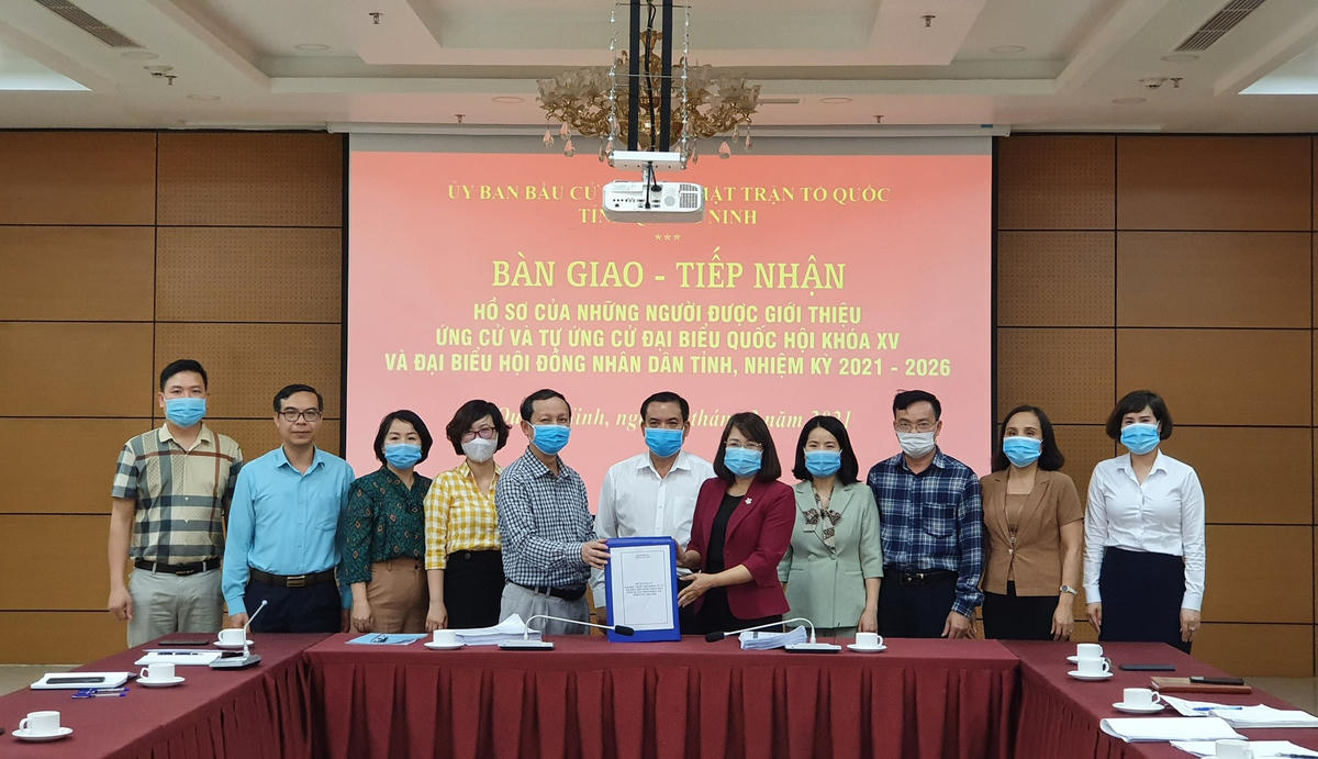 Bàn giao hồ sơ của những người được giới thiệu ứng cử và tự ứng cử.