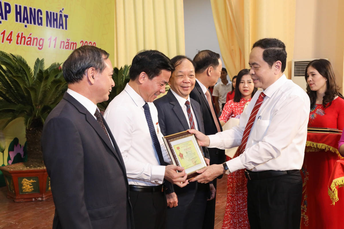 Chủ tịch Trần Thanh Mẫn trao Kỷ niệm chương vì sự nghiệp Đại đoàn kết dân tộc cho ông Đỗ Trọng Hưng, Bí thư Tỉnh uỷ Thanh Hoá; ông Nguyễn Văn Phát, nguyên Trưởng ban Tuyên giáo Tỉnh uỷ Thanh Hoá; ông Nguyễn Đức Quyền, Phó Chủ tịch UBND tỉnh Thanh Hoá. Ảnh: Quang Vinh.
